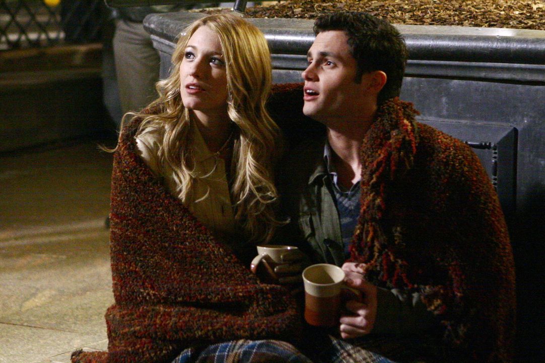 Serena (Blake Lively, l.) und Dan (Penn Badgley, r.) genießen die romantischen Stunden zu zweit, als plötzlich Nate mit einer Nachricht für Dan a... - Bildquelle: Warner Bros. Television