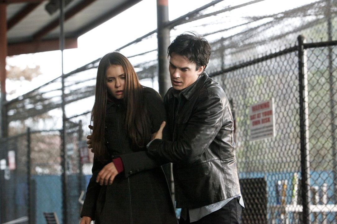 Nachdem er Kol zur Strecke gebracht hat, kümmert sich Damon (Ian Somerhalder, r.) um Elena (Nina Dobrev, l.), der der Schreck über den plötzlichen A... - Bildquelle: Warner Brothers