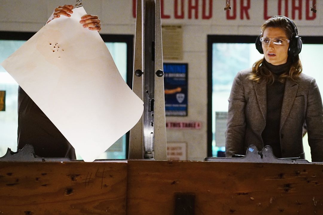 Kate (Stana Katic, r.) kann es nicht glauben: Zhang (Linda Park, l.) schießt um ein Vielfaches besser als sie ... - Bildquelle: Richard Cartwright ABC Studios / Richard Cartwright