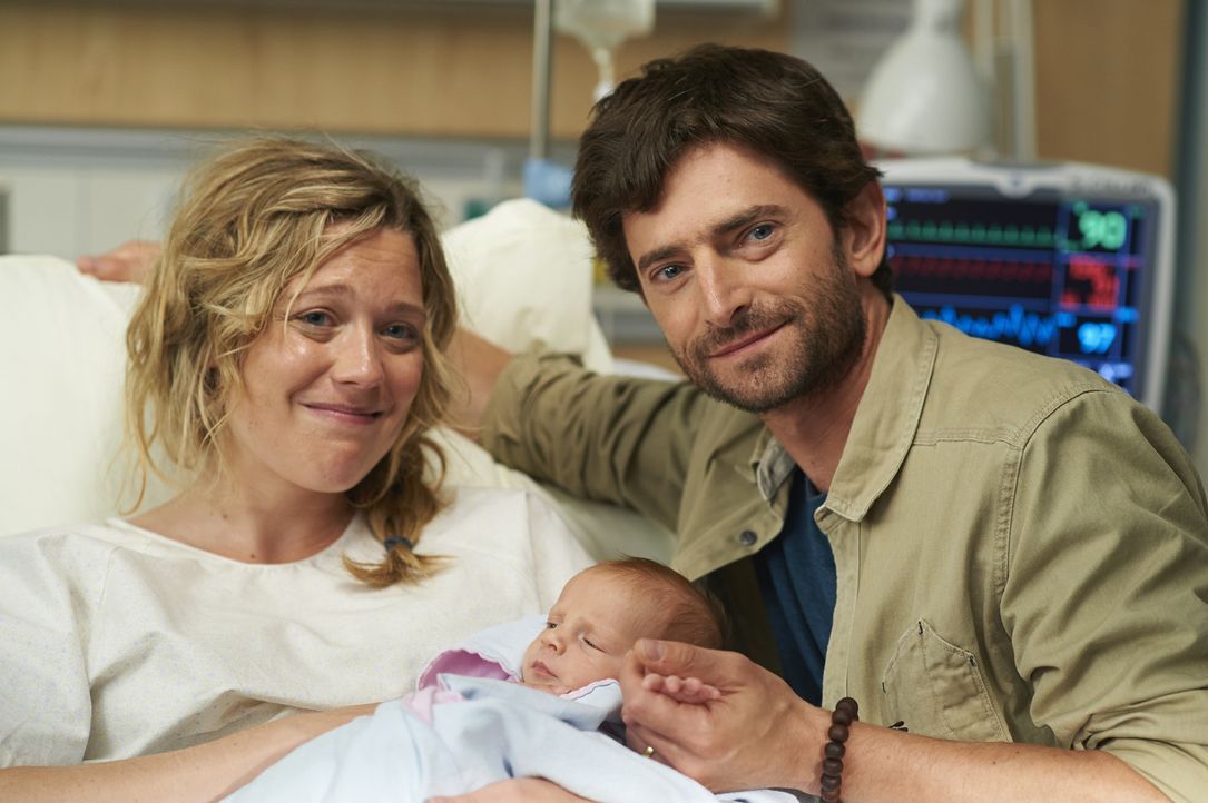 Sarah (Kate Hewlett, l.) und ihr Ehemann (Jordan Pettle, r.) können ihr Glück kaum fassen ... - Bildquelle: 2013  Hope Zee Two Inc.