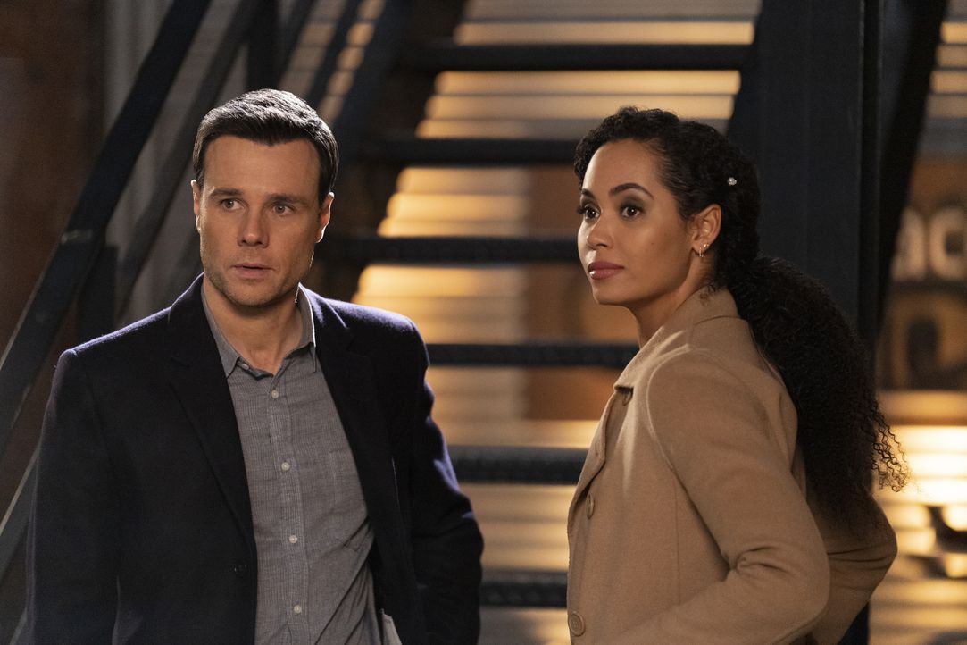 Harry Greenwood (Rupert Evans, l.); Macy Vaughn (Madeleine Mantock, r.) - Bildquelle: Michael Courtney 2019 The CW Network, LLC. All Rights Reserved. / Michael Courtney