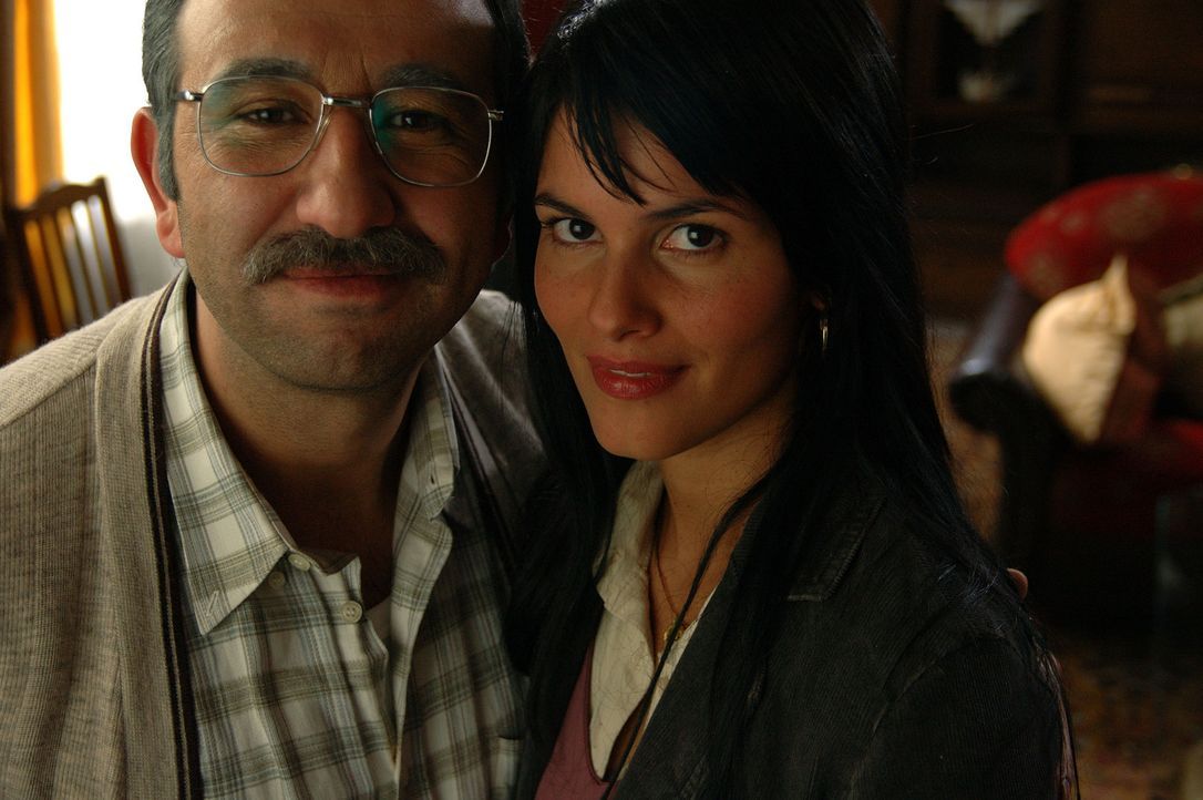 Seit einigen Jahren bemüht sich Süleyman (Hilmi Sözer, l.) um einen türkischen Ehemann für seine geliebte Tochter Aylin (Mandala Tayde, r.). Bi... - Bildquelle: ProSieben
