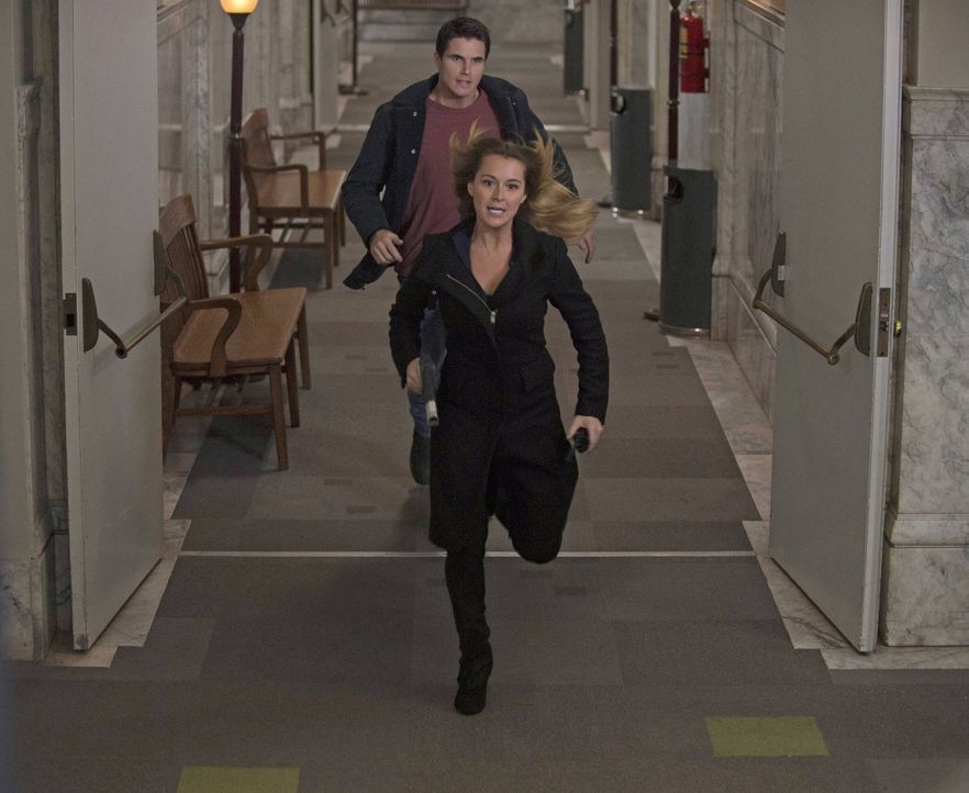 Stephen (Robbie Amell, hinten) und Hillary (Alexa Vega, vorne) werde auf eine Superheldin angesetzt, aber Russell hat mit ihr noch eine Rechnung off... - Bildquelle: Warner Bros. Entertainment, Inc