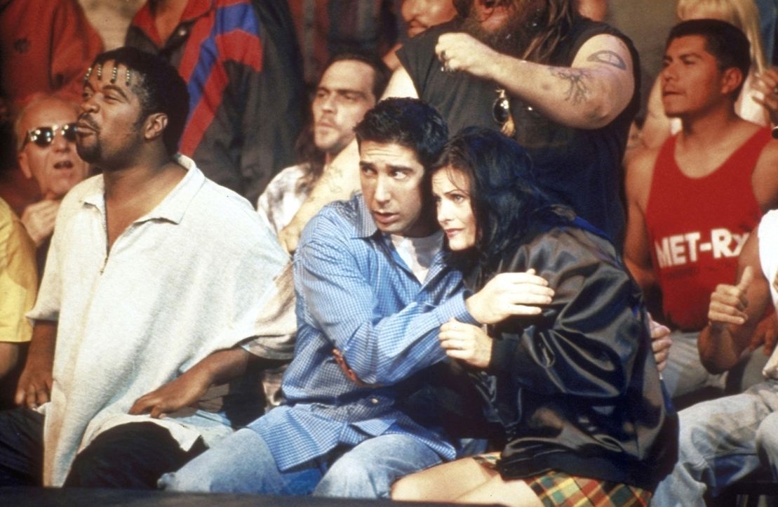 Ross (David Schwimmer, Mitte l.) und Monica (Courteney Cox, Mitte r.) fiebern beim Boxkampf mit. - Bildquelle: TM+  2000 WARNER BROS.