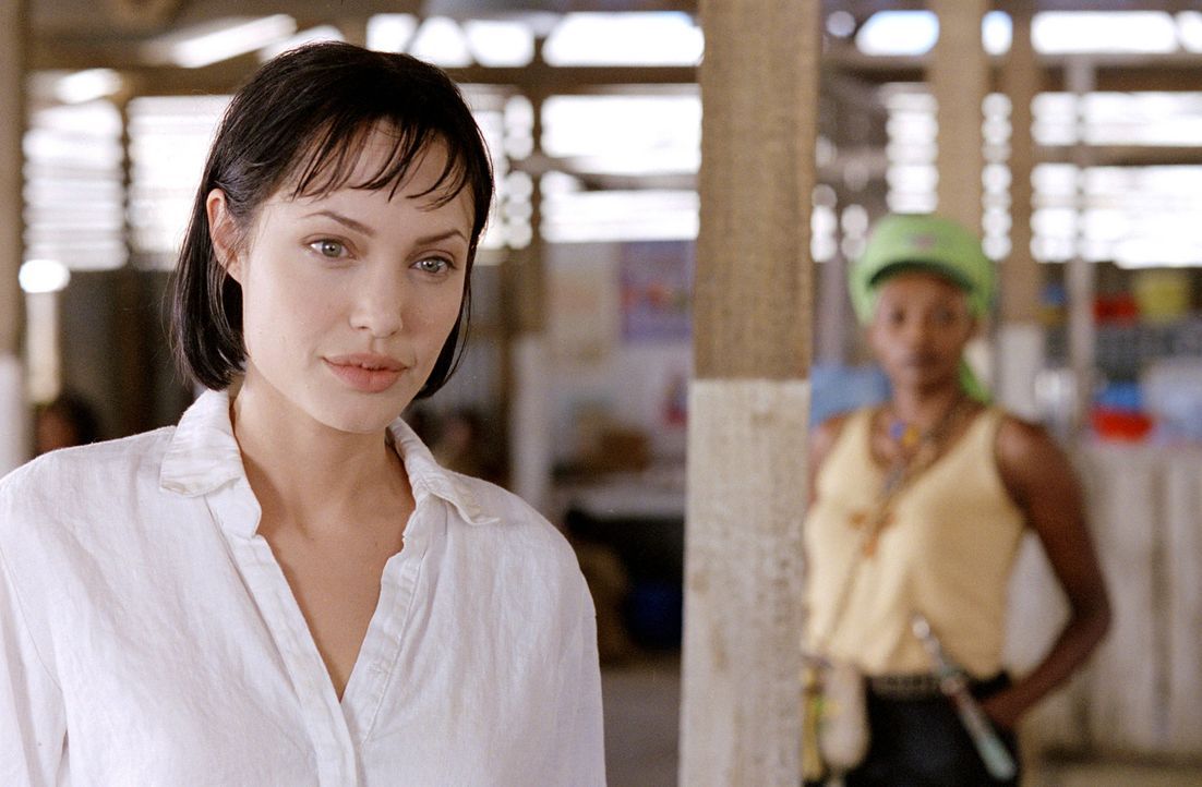 Während eines Krieges in Afrika findet Sarah Jordan (Angelina Jolie, l.) ihre Bestimmung und den Mann fürs Leben ... - Bildquelle: Paramount Pictures