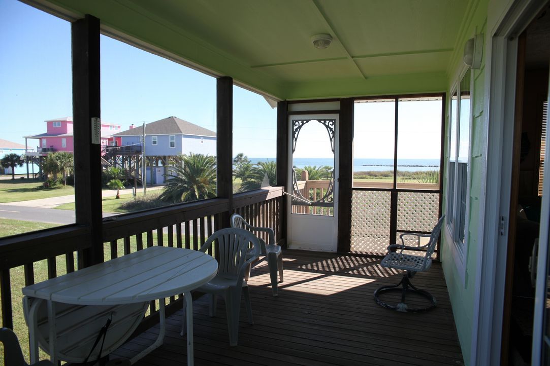 An der Küste von Johnson Bayou in Louisiana  präsenteiert Makler Chase White seinen Kunden einige potenzielle Strandhäuser, doch ist auch eines dabe... - Bildquelle: 2014,HGTV/Scripps Networks, LLC. All Rights Reserved