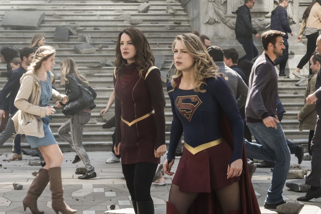 Können Alura (Erica Durance, l.), Kara alias Supergirl (Melissa Benoist, r.) und ihre Freunde die Welt und die Menschheit retten? - Bildquelle: 2017 Warner Bros.