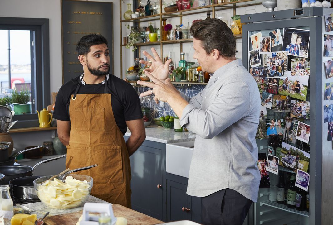 Amir Khan (l.); Jamie Oliver (r.) - Bildquelle: Steve Ryan © 2019 Jamie Oliver Enterprises Ltd. / Steve Ryan