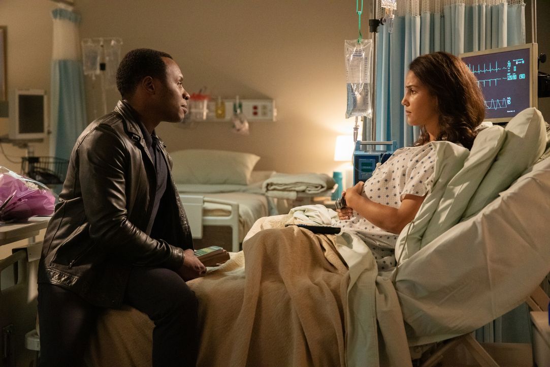 Clive Babineaux (Malcolm Goodwin, l.); Michelle (Christie Laing, r.) - Bildquelle: Jack Rowand 2019 The CW Network, LLC. All Rights Reserved. / Jack Rowand