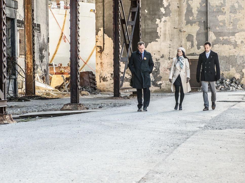 Auf dem Weg zu Moriarty ins Gefängnis: Capt. Gregson (Aidan Quinn, l.), Dr. Watson (Lucy Liu, M.) und Sherlock Holmes (Jonny Lee Miller, r.). Doch w... - Bildquelle: CBS Television