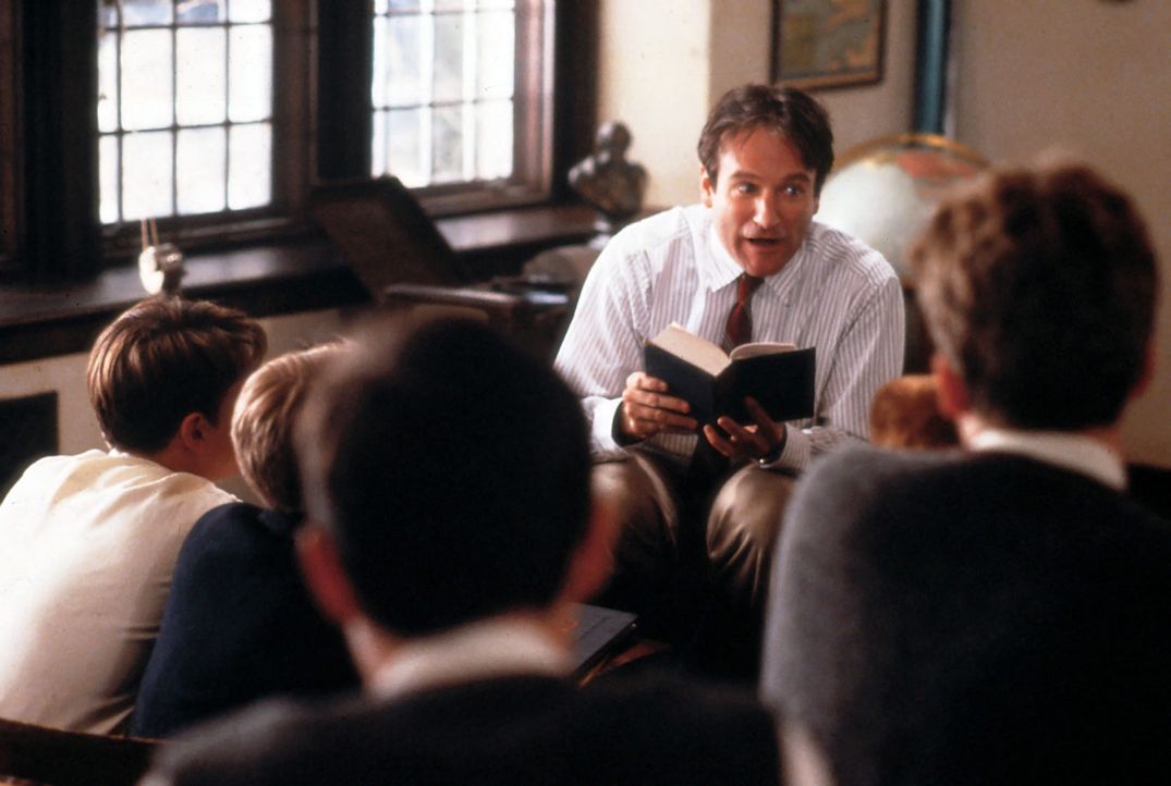John Keating (Robin Williams) versteht es die Neugier der Schüler zu wecken. - Bildquelle: Touchstone Pictures