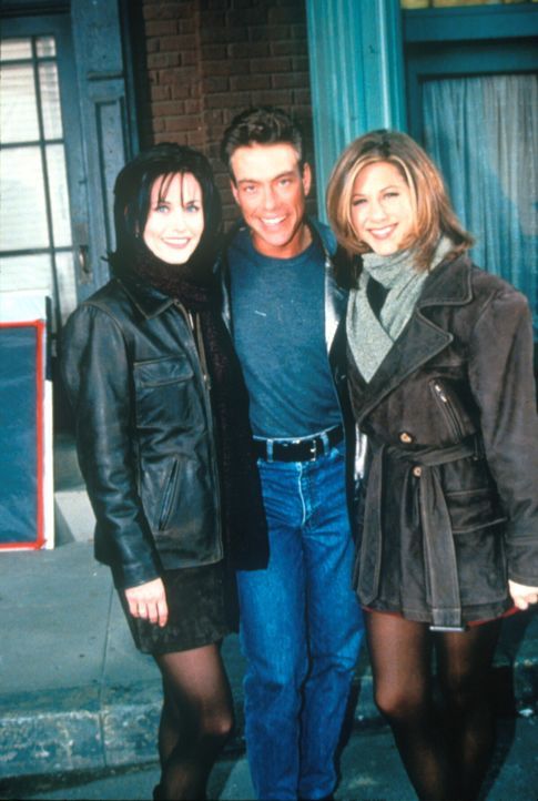 Monica (Courteney Cox, l.) hat sich in Jean-Claude Van Damme (Jean-Claude Van Damme, M.) verliebt und traut sich nicht, ihn anzusprechen. Rachel (Je... - Bildquelle: TM+  2000 WARNER BROS.