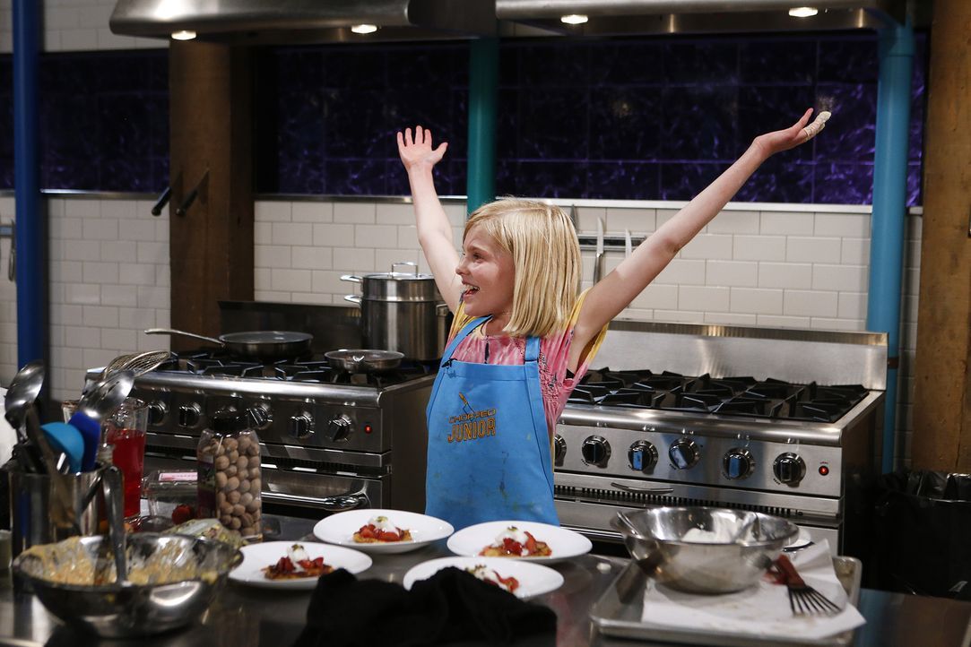 Für die zwölfjährige Elizabeth aus New York gibt es keinen schöneren Ort als die Küche, aber wie wird ihr Essen bei der Chopped-Jury ankommen? - Bildquelle: Jason DeCrow 2015, Television Food Network, G.P. All Rights Reserved