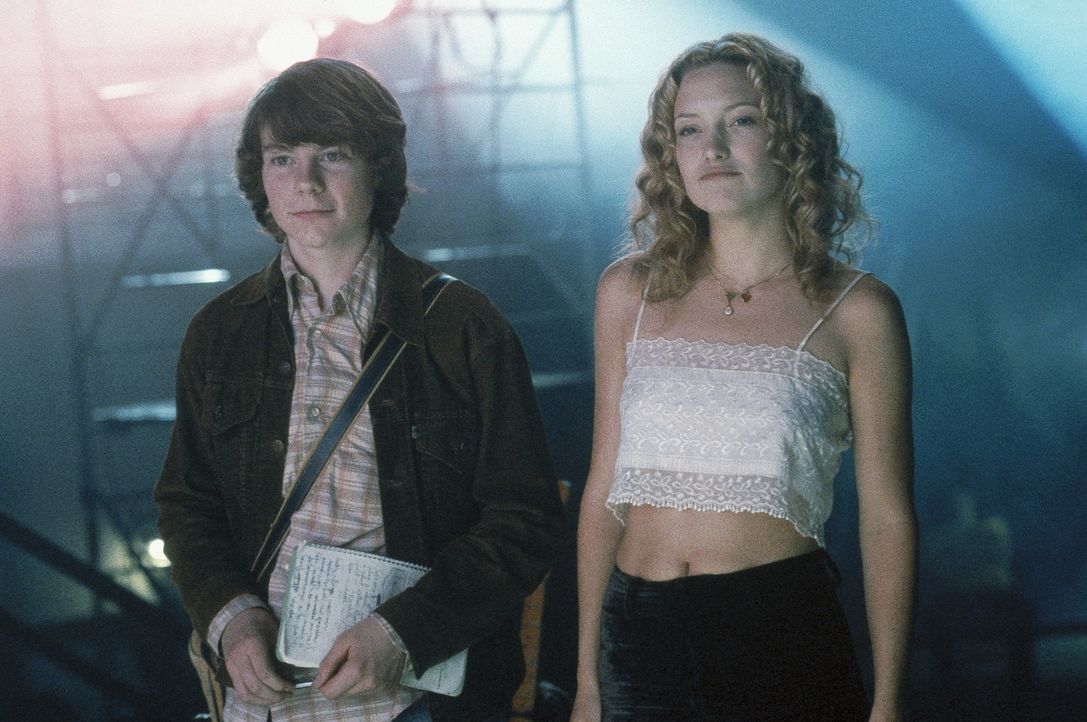 Als William (Patrick Fugit, l.) die Newcomerband Stillwater auf ihrer Amerikatour begleiten darf, lernt der begeisterte Musikfan die bezaubernde Pen... - Bildquelle: DreamWorks Distribution LLC