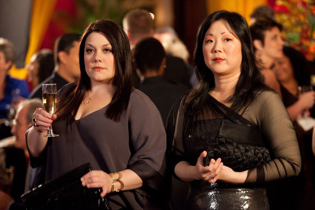 Jane (Brooke Elliott, l.) soll für ihre besonderen Dienste vom Polizeidistrikt ausgezeichnet werden. Doch noch ahnen sie und Teri (Margaret Cho, r.... - Bildquelle: 2009 Sony Pictures Television Inc. All Rights Reserved.