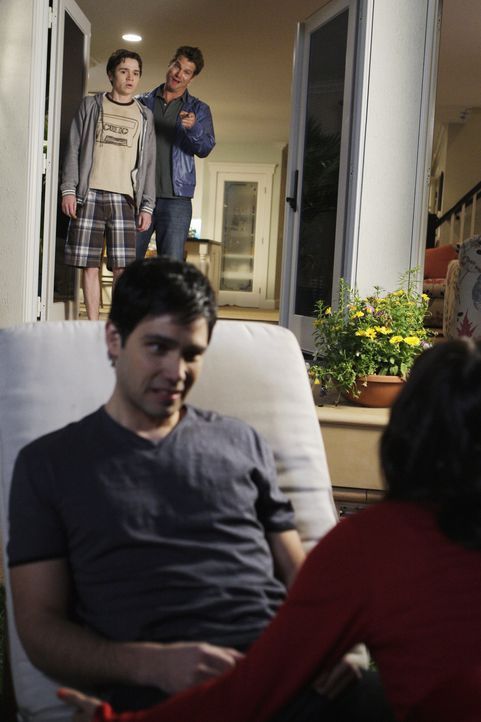 Gerade als es sich Jules (Courteney Cox, vorne r.) mit ihrem jungen Lover Matt (David Clayton Rogers, vorne l.) am Pool gemütlich machen möchte, t... - Bildquelle: 2009 ABC INC.