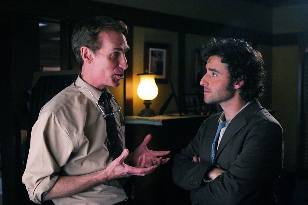 Charlie (David Krumholtz, r.) ist erstaunt, als er plötzlich bei seinem Vater auf Professor Waldie (Bill Nye, l.) trifft ... - Bildquelle: Paramount Network Television