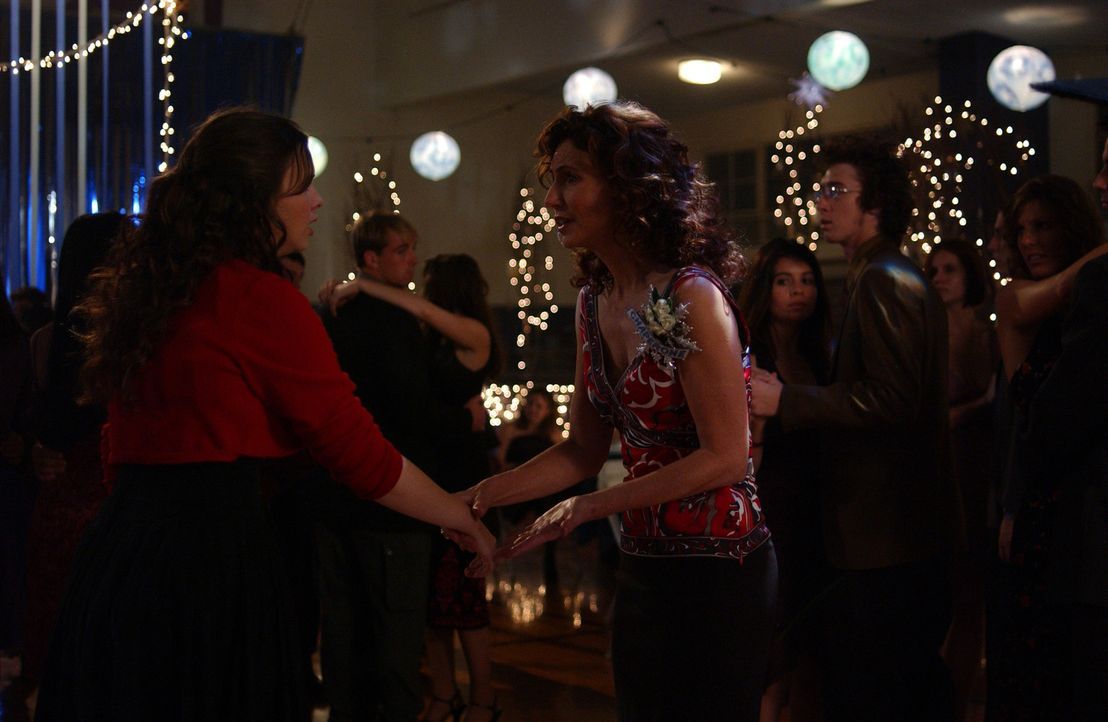 Helen (Mary Steenburgen, r.) versucht, ihre Tochter Joan (Amber Tamblyn, l.) von einer Dummheit abzuhalten ... - Bildquelle: Sony Pictures Television