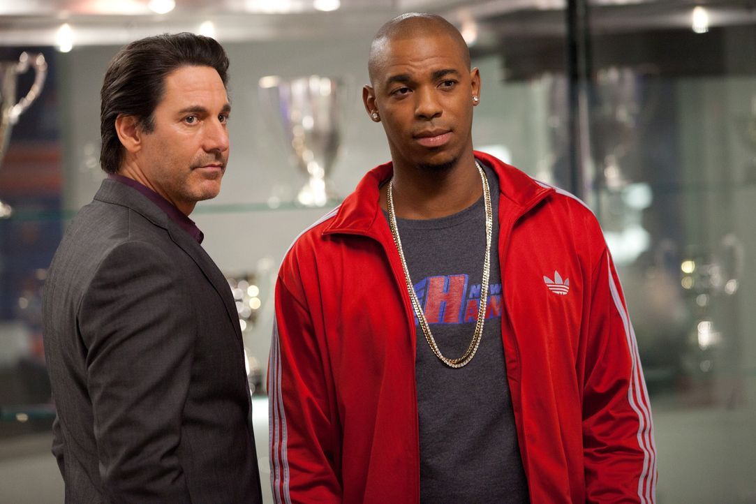 TK (Mehcad Brooks, r.) wird von einer Stalkerin verfolgt, die angeblich die Mutter seines Sohnes ist. Nico (Scott Cohen, l.) weiß nicht, was er dav... - Bildquelle: 2011 Sony Pictures Television Inc. and Universal Network Television LLC.  All Rights Reserved.