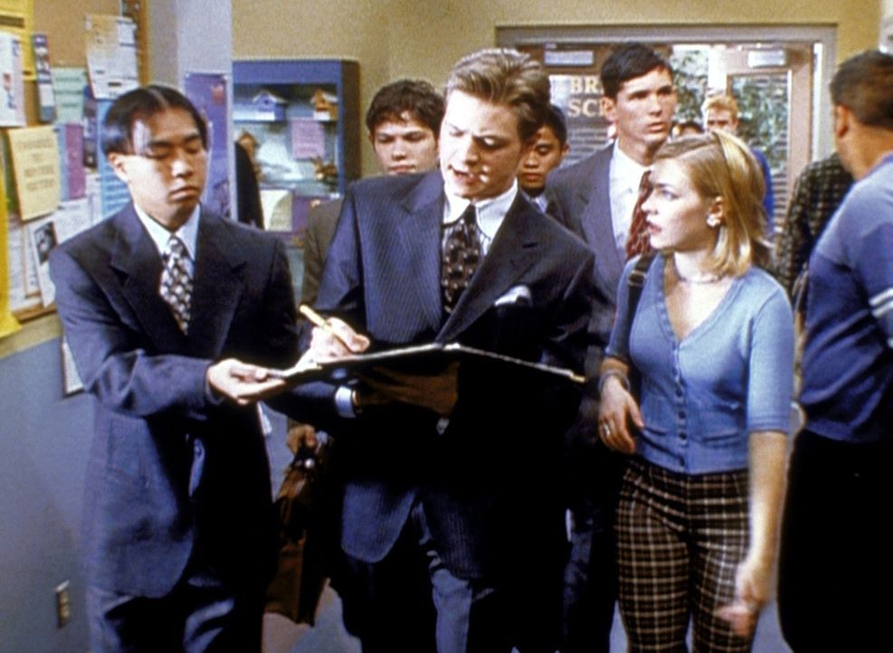 Sabrina (Melissa Joan Hart, r.) hat dafür gesorgt, dass aus Harvey (Nate Richert, M.) ein skrupelloser Manager geworden ist. - Bildquelle: Paramount Pictures