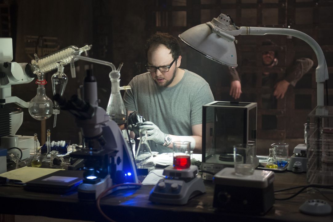 Muss für seine Kidnapper ein Serum herstellen, das Muirfield benutzt hat, um die Bestien zu erschaffen: J.T. (Austin Basis) ... - Bildquelle: 2013 The CW Network, LLC. All rights reserved.