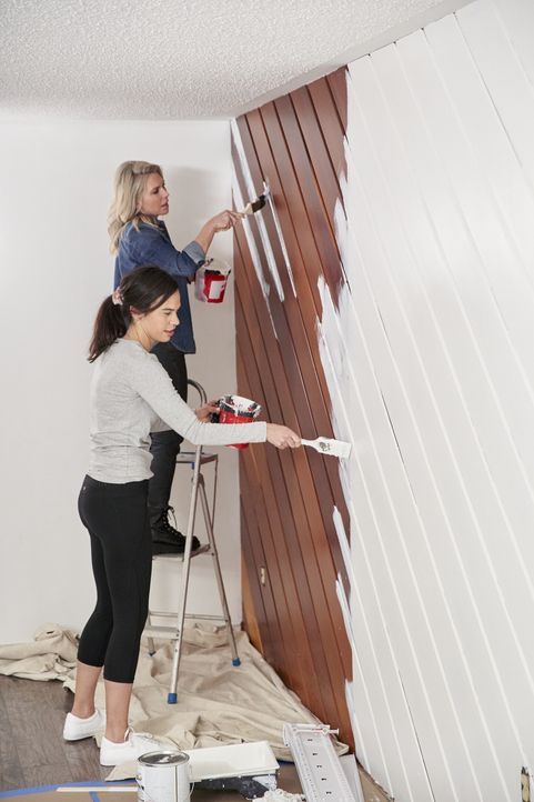 April Brown (l.); Sarah Sklash (r.) - Bildquelle: Geoff George © Boat Rocker Rights / Geoff George