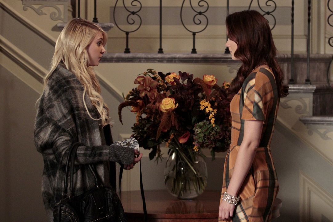 Nach alldem, was geschehen ist, vertraut sich Jenny (Taylor Momsen, l.)  Blair (Leighton Meester, r.) an ... - Bildquelle: Warner Bros. Television
