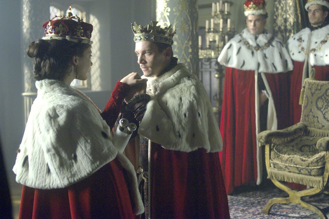 Durch die Ernennung zur Marquess of Pemproke durch König Henry VIII. (Jonathan Rhys Meyers, vorne r.) wird Anne Boleyn (Natalie Dormer, vorne l.) in... - Bildquelle: 2008 TM Productions Limited and PA Tudors II Inc. All Rights Reserved.