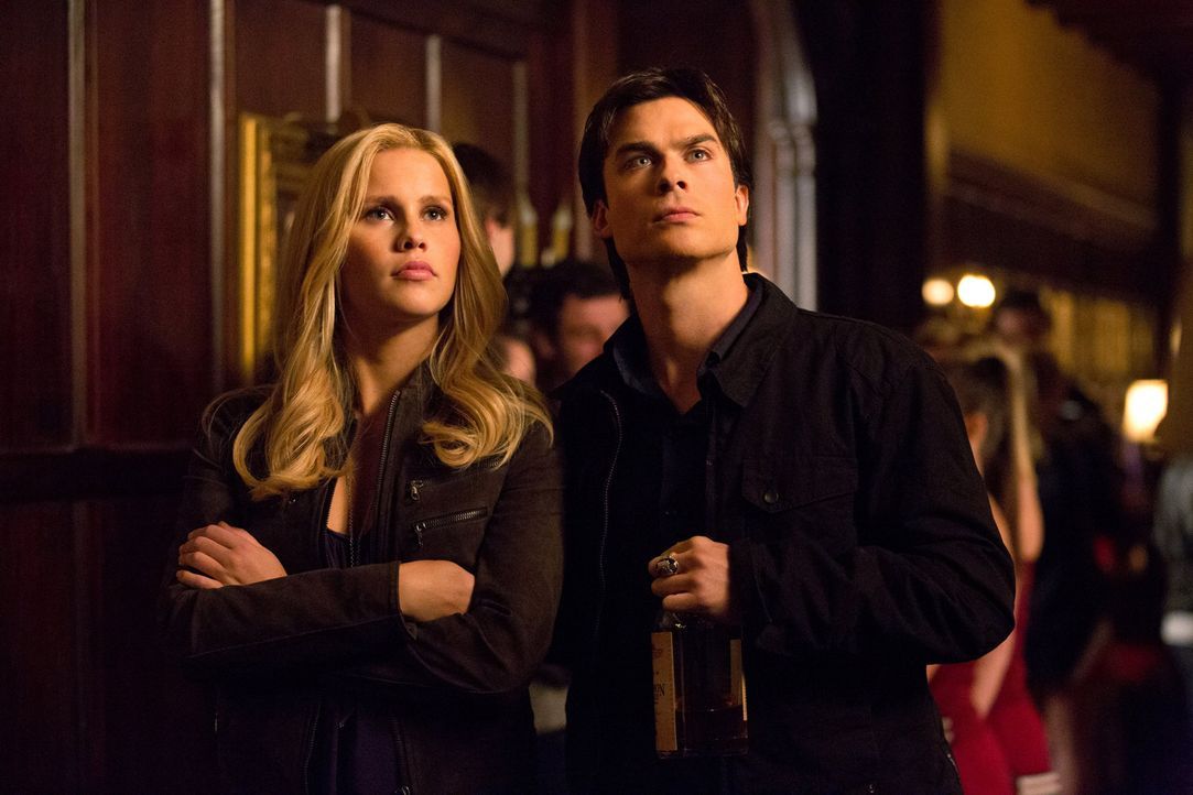 Mal wieder gelingt es Damon (Ian Somerhalder, r.) zu Rebekah (Claire Holt, l.) im falschen Moment genau das Falsche zu sagen ... - Bildquelle: Warner Brothers