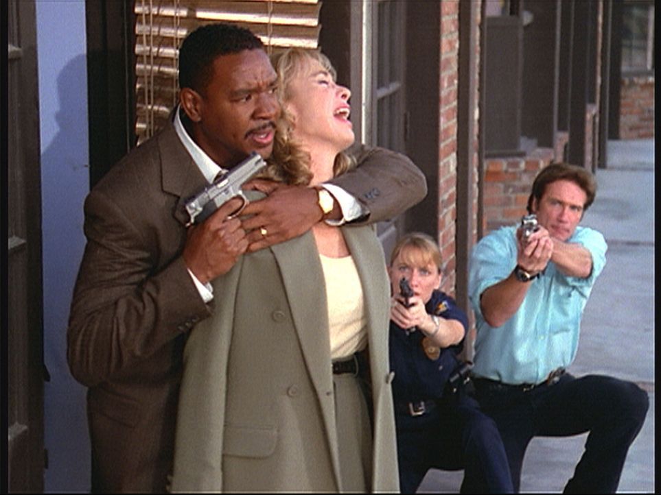 Steve (Barry Van Dyke, r.) und Lorraine (Gannon Daniels, 2.v.r.) können nicht schießen, da Blair eine Geisel genommen hat. - Bildquelle: Viacom