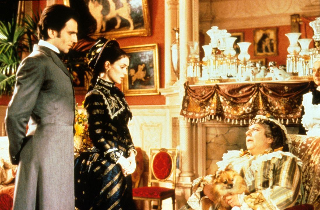 Newland Archer (Daniel Day-Lewis, l.) und May Welland (Winona Ryder, r.) holen sich ihren Segen bei Mrs. Mingott (Miriam Margolyes, r.) ... - Bildquelle: Columbia Pictures