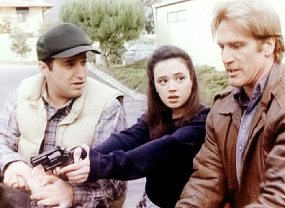 Der Anwalt Arnold Baskin (Mitchell Whitfield, l.), Agnes (Leah Remini, M.) und Steve (Barry Van Dyke, r.) verhaften einen Mörder. - Bildquelle: Viacom