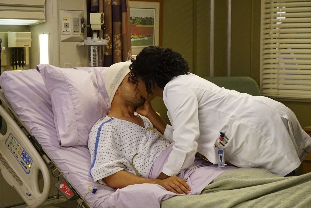 Während Owen und Amelia in ihrer Beziehung den nächsten Schritt wagen, finden Stephanie (Jerrika Hinton, r.) und Kyle (Wilmer Valderrama, l.) auch w... - Bildquelle: Richard Cartwright ABC Studios