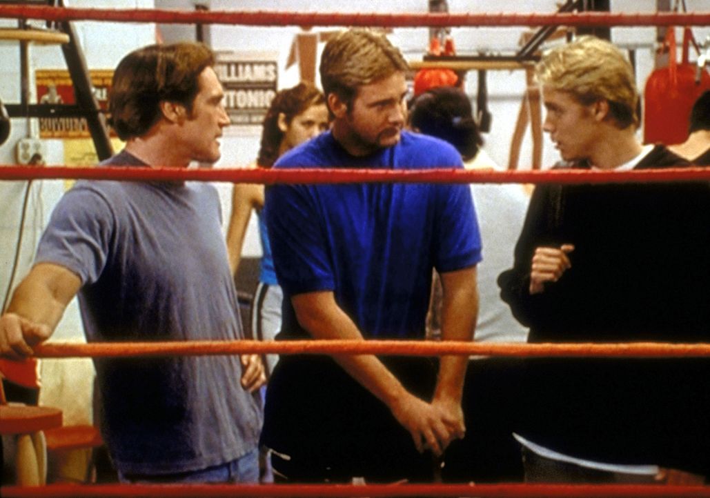 Kelly (Shane Van Dyke, M.), der Chef des Boxclubs und Leiter des Programms für schwer erziehbare Jugendliche, erklärt Tommy (Carey Van Dyke, r.) die... - Bildquelle: Viacom