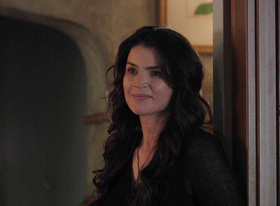 Joanna (Julia Ormond) versucht, all die bösen Omen mit Gutem zu bekämpfen ... - Bildquelle: 2013 Lifetime Entertainment Services, LLC. All rights reserved.