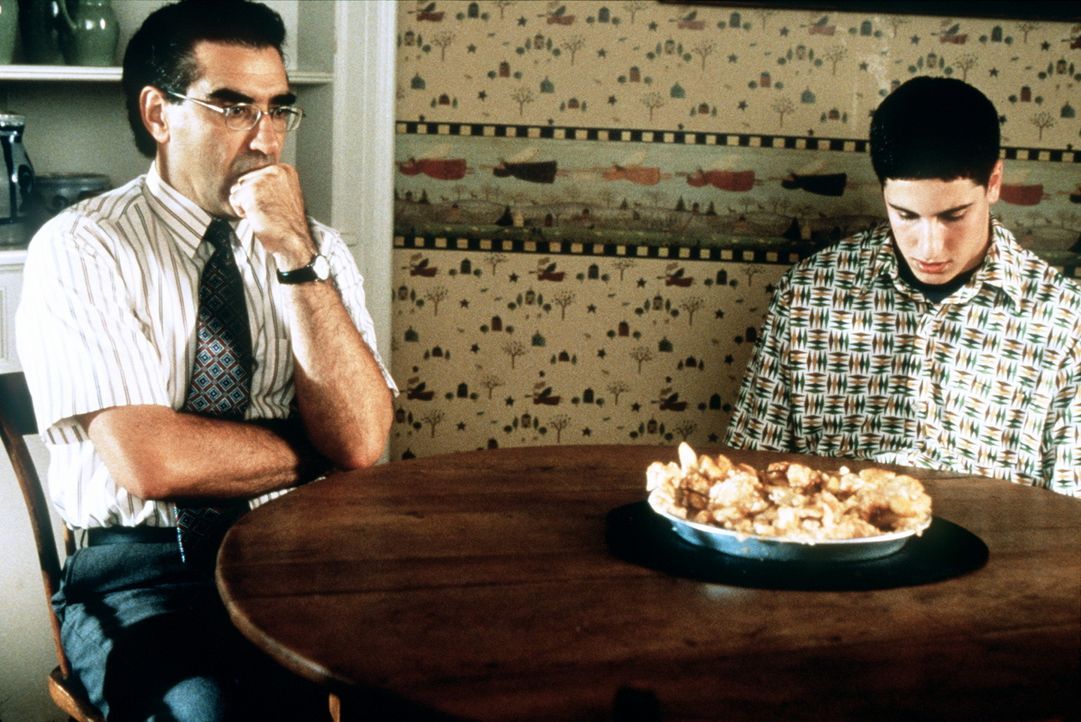 Um mittels Trockenübungen Routine zu erlangen, greift Jim (Jason Biggs, r.) in seine Trickkiste. Doch dann platzt sein Vater (Eugene Levy, l.) unan... - Bildquelle: Constantin Film