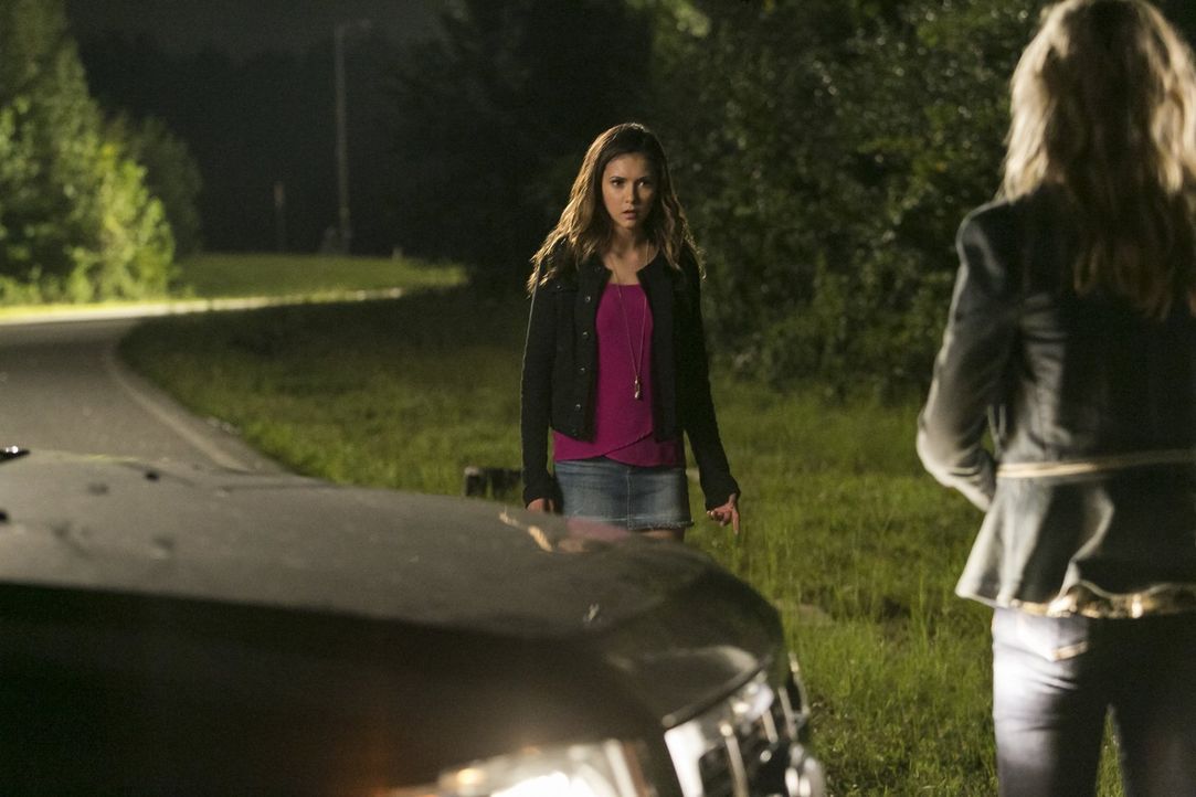 Ein schreckliches Ereignis bringt Elena (Nina Dobrev, l.) dazu, ihre Meinung vollkommen zu ändern. Zu spät? - Bildquelle: Warner Bros. Entertainment, Inc