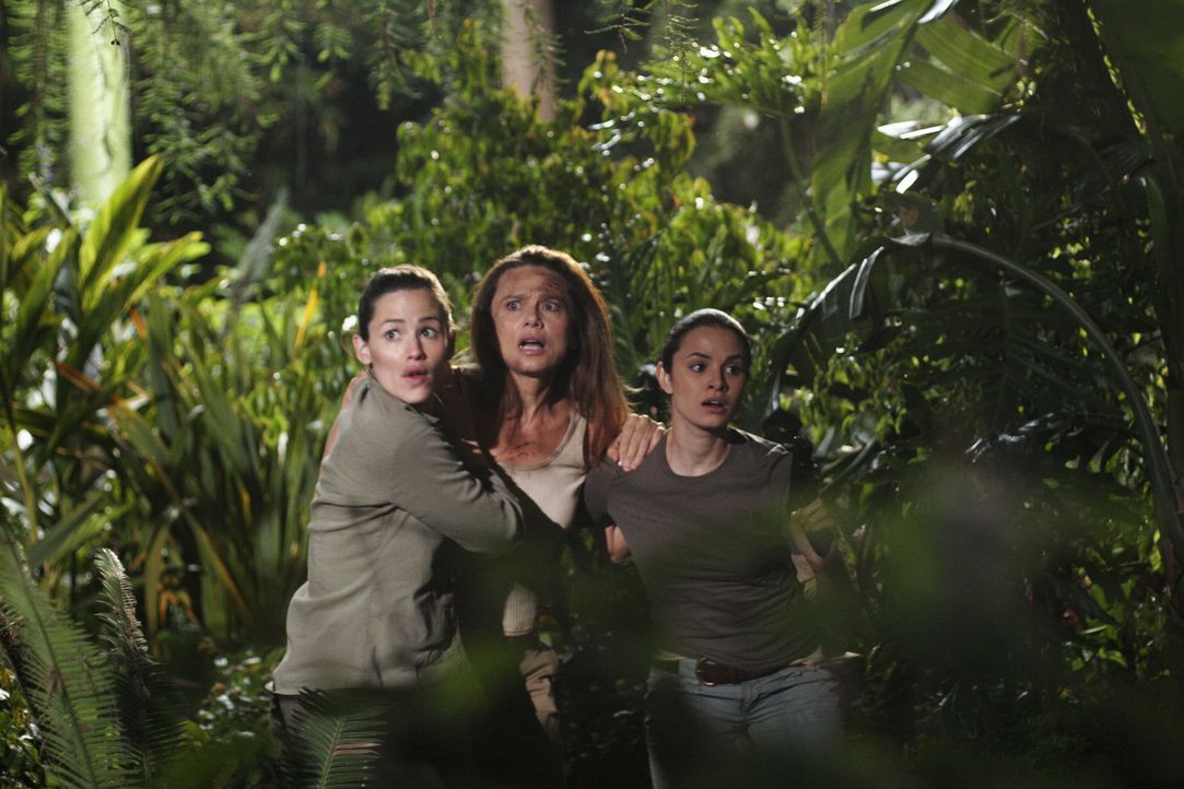 Endlich gelingt es Sydney (Jennifer Garner, l.) und Nadia (Mia Maestro, r.), Irina (Lena Olin, M.) zu befreien, die von Elena nach Guatemala gebrach... - Bildquelle: Touchstone Television