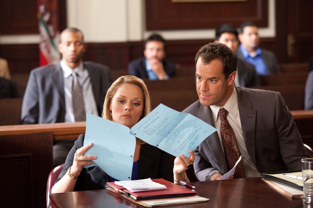Parker (Josh Stamberg, r.) und Kim (Kate Levering, l.) verteidigen A.J. Fowler, den Produzenten einer TV-Datingshow, der von einer Kandidatin verkla... - Bildquelle: 2009 Sony Pictures Television Inc. All Rights Reserved.