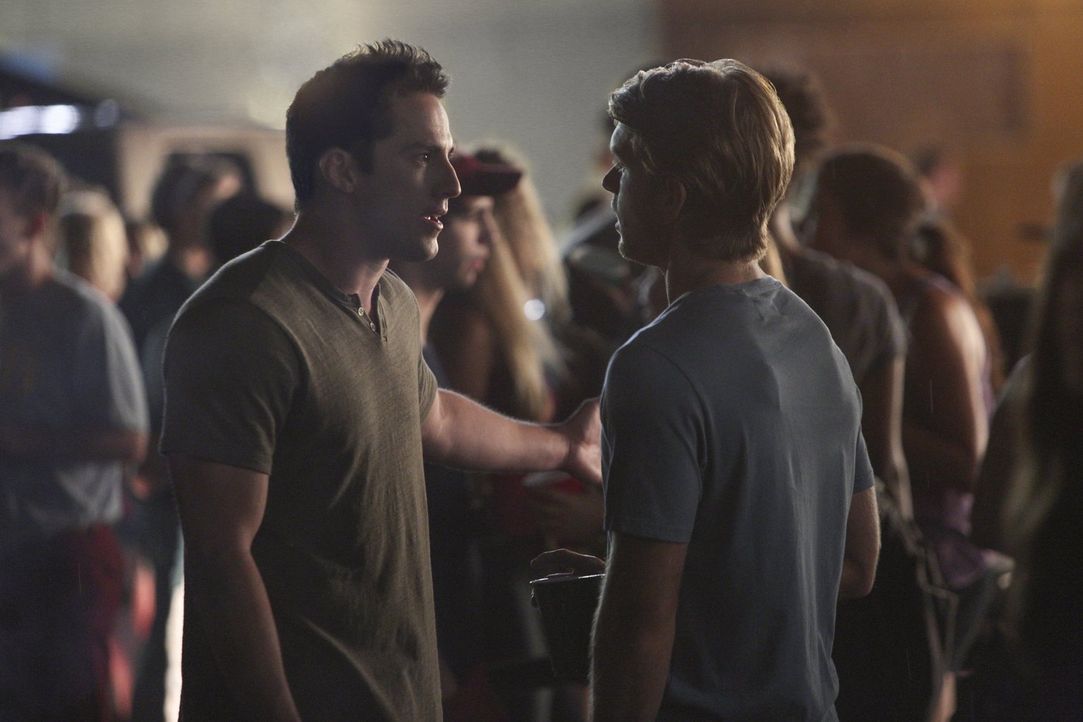 Die Wahrheit über Luke (Chris Brochu, r.) und Elans Verbindung, sorgt bei Tyler (Michael Trevino, l.) für einen Wutausbruch ... - Bildquelle: Warner Bros. Entertainment, Inc