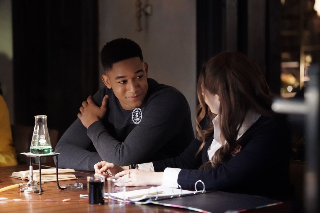 Rafael Waithe (Peyton Alex Smith, l.); Hope Mikaelson (Danielle Rose Russell, r.) - Bildquelle: Jace Downs 2019 The CW Network, LLC. All rights reserved. / Jace Downs