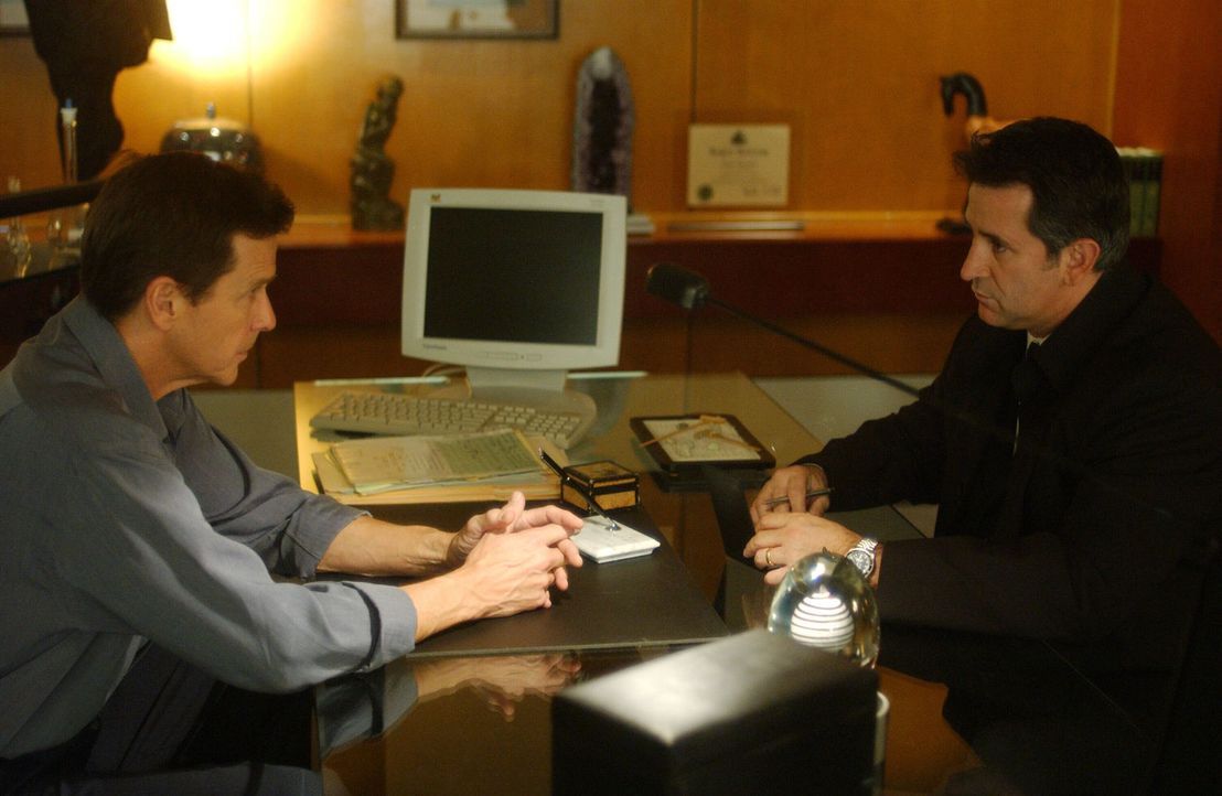 Als Verdächtigter muss sich Dr. Morrison (Tim Matheson, l.) den Fragen von FBI-Detektiv Jack Malone (Anthony LaPaglia, r.) stellen ... - Bildquelle: Warner Bros. Entertainment Inc.