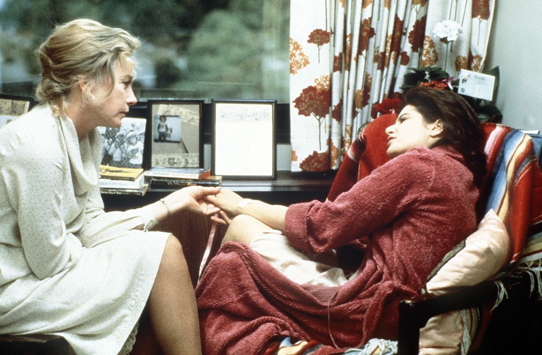 Erst nach vielen Schicksalsschlägen finden Emma (Debra Winger, r.) und ihre Mutter Aurora (Shirley MacLaine, l.) schließlich zueinander ... - Bildquelle: Paramount Pictures