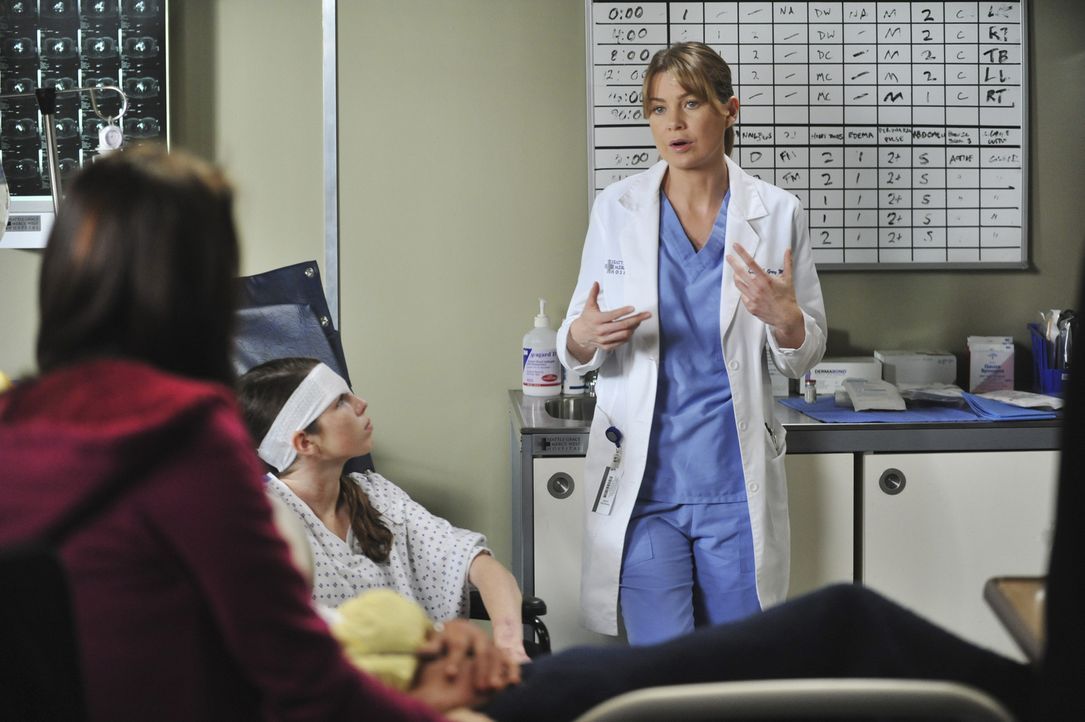 Meredith (Ellen Pompeo, r.) kümmert sich um Abby (Saige Ryan Campbell, M.), Lily (Stella Maeve, l.) und Michael, deren Eltern bei dem schweren Autou... - Bildquelle: ABC Studios