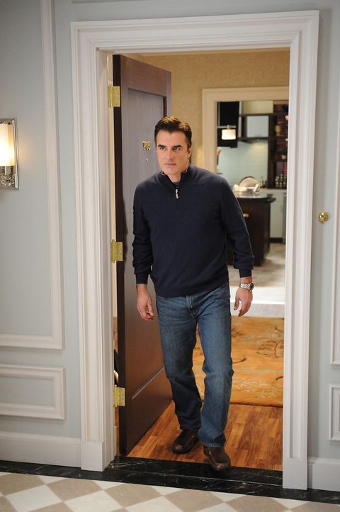 Peter (Chris Noth) entdeckt, dass sein Gesprächspartner verwanzt wurde und dass seine Frau keinen Wert mehr auf ein klärendes Gespräch mit ihm le... - Bildquelle: CBS Studios Inc. All Rights Reserved.