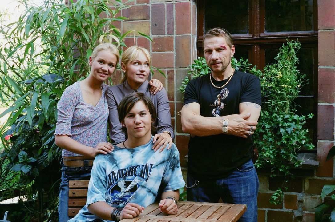 Werden sie doch noch eine Familie? Die Zwillinge Luisa (Katharina Ursinus, l.) und Lukas (Tim O. Schultz, vorne), Katrin (Anica Dobra, hinten M.) un... - Bildquelle: Sat.1