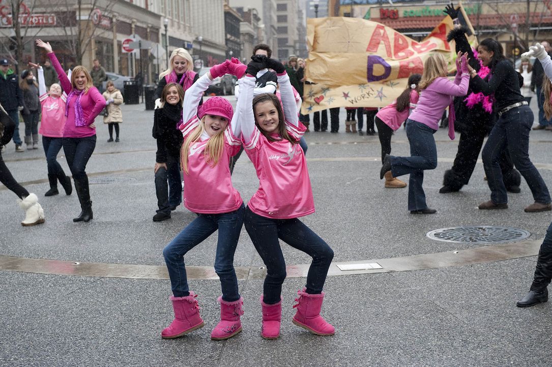 Bei jedem Auftritt geben Chloe (l.) und Brooke (r.) ihr Bestes ... - Bildquelle: Scott Gries 2012 A+E Networks