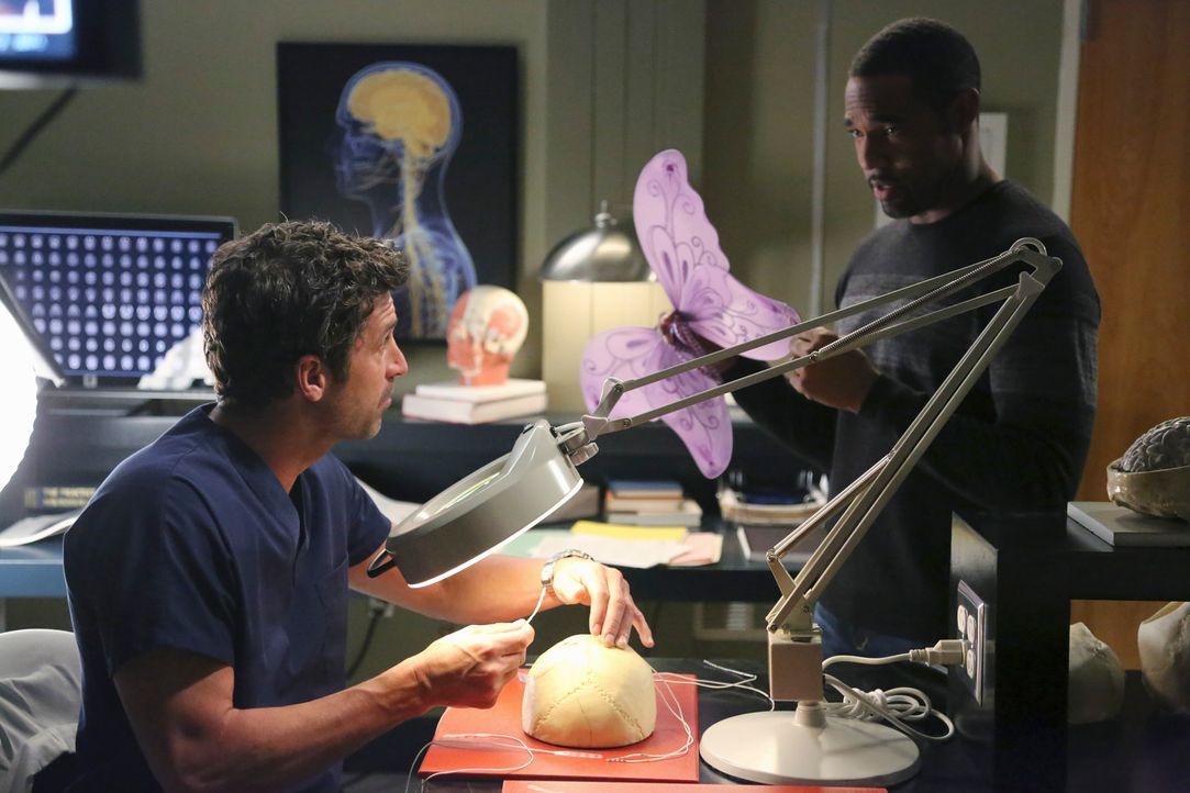 Zufällig stößt Derek (Patrick Dempsey, l.) auf eine neue Operationsmethode, während Ben (Jason Winston George, r.) aus L. A. eingereist ist, um... - Bildquelle: ABC Studios