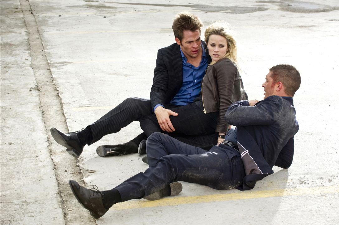 Im Visier eines grausamen Gangsters muss sich Lauren (Reese Witherspoon, M.) endlich entscheiden: für FDR (Chris Pine, l.) oder Tuck (Tom Hardy, r.)... - Bildquelle: Kimberley French TM and © 2012 Twentieth Century Fox Film Corporation. All rights reserved. Not for sale or duplication. / Kimberley French