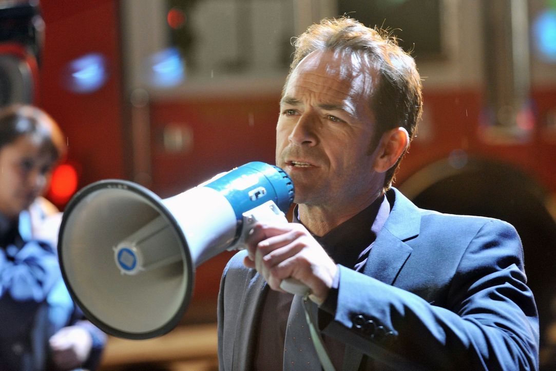Ein Flugzeugabsturz über dem Elektrizitätswerk in Philadelphia ist der Grund für einen Stromausfall. Charlie Stafford (Luke Perry) ist vor Ort und b... - Bildquelle: 2013 American Broadcasting Companies, Inc. All rights reserved.